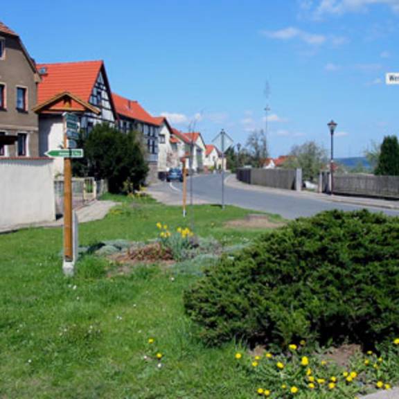 Pößnecker Straße, rechts: Sportgelände