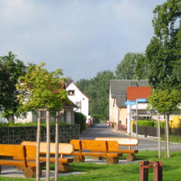 Dorfplatz von Oppurg mit Blick zum Rehmer Weg