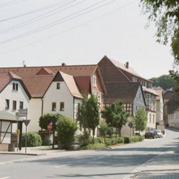 Schleizer Straße mit Dorfplatz